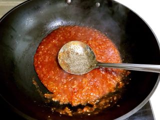 14、自制披萨酱,加入黑胡椒粉