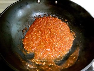 15、自制披萨酱,翻炒均匀，披萨酱做好了