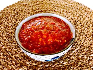 16、自制披萨酱,香味浓郁的披萨酱出锅了，一次用不完可以用密封罐装起来放进冰箱，下次再用就方便了。