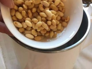 1、【可可甜豆浆】中国豆浆也有西式情调,用量杯取适量的黄豆泡发，放入