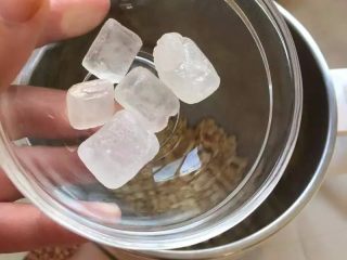 2、【可可甜豆浆】中国豆浆也有西式情调,泡发的黄豆放入内桶，