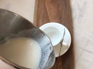 9、【可可甜豆浆】中国豆浆也有西式情调,倒出豆浆至杯中
