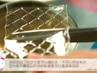 1、草莓芝士慕斯,首先把吉利丁片剪小片，冰水泡软；奥利奥饼干去除夹心备用，重量是去除夹心后的净重；黄油隔水融化