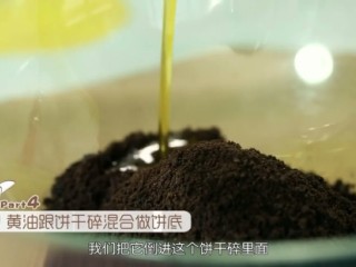 3、草莓芝士慕斯,把已经隔水融化好的黄油倒入饼干碎中
