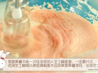 7、草莓芝士慕斯,芝士糊加入草莓果酱混合均匀，这个时候糊比较稀，没关系的