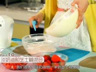 12、草莓芝士慕斯,先把一半淡奶油跟芝士糊混合，然后倒进剩余淡奶油里面混合均匀