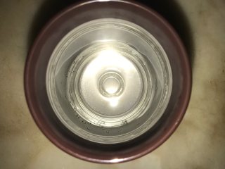 1、吞拿鱼沙拉饭团,先在保温杯里装入热水预热