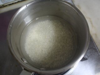 4、吞拿鱼沙拉饭团,加入水