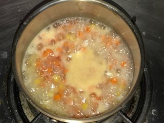 6、吞拿鱼沙拉饭团,放入锅里，开火煮沸，用勺子搅拌后熄火