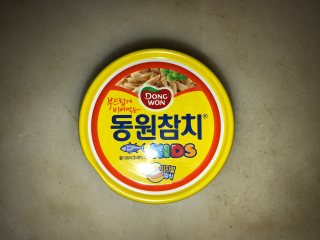 8、吞拿鱼沙拉饭团,准备吞拿鱼，我用的是这吞拿鱼，比较小罐100g，这款是适合小孩子的
