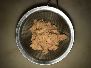 9、吞拿鱼沙拉饭团,准备吞拿鱼，我用的是这吞拿鱼，比较小罐100g，这款是适合小孩子的