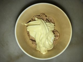 11、吞拿鱼沙拉饭团,吞拿鱼滤好油后挤入沙拉酱和加入1小撮盐，拌匀