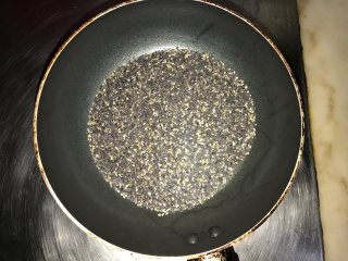 10、吞拿鱼沙拉饭团,黑白芝麻在锅里小火炒香