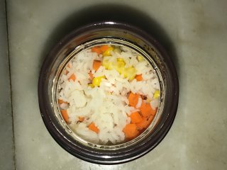 13、吞拿鱼沙拉饭团,40分钟后饭已焖好了！