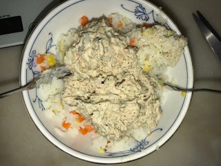 14、吞拿鱼沙拉饭团,把饭倒出，加入步骤13的吞拿鱼沙拉拌匀