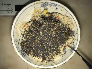15、吞拿鱼沙拉饭团,再加入炒过的黑白芝麻拌匀