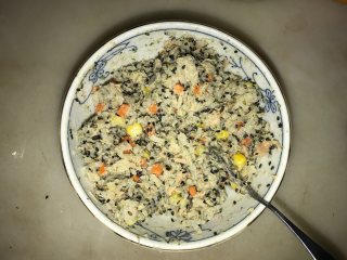 16、吞拿鱼沙拉饭团,拌好了