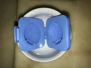 17、吞拿鱼沙拉饭团,用圆模具做成球状，用开水烫一下模具