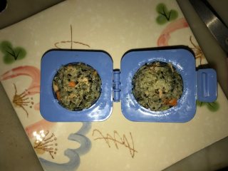 18、吞拿鱼沙拉饭团,把饭装入模具，然后对折合起来，就做成球状了