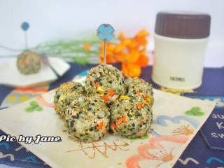 19、吞拿鱼沙拉饭团,球状饭团就完成了