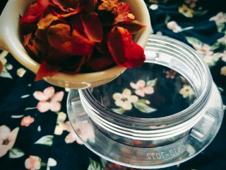 3、玫瑰牛奶椰丝小方,玫瑰花瓣放入料理机打成粉。