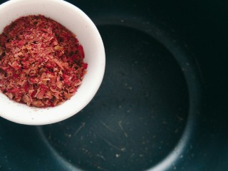 6、玫瑰牛奶椰丝小方,玫瑰粉倒入牛奶锅