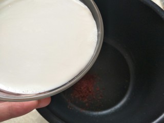 7、玫瑰牛奶椰丝小方,纯牛奶倒入奶锅