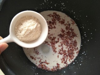 9、玫瑰牛奶椰丝小方,接着加入杏仁粉