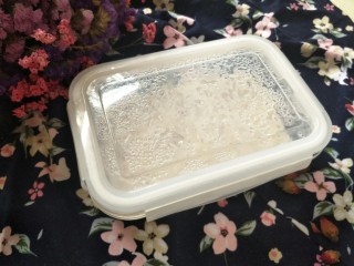 15、玫瑰牛奶椰丝小方,盖上盖子，冰箱冷藏三个小时以上。