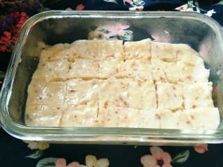 20、玫瑰牛奶椰丝小方,冷藏好的牛奶小方，用刀“井”字法切出小块