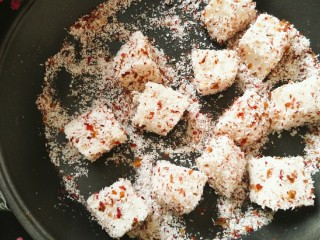 21、玫瑰牛奶椰丝小方,切出小块的牛奶小方滚上椰蓉，玫瑰粉❤