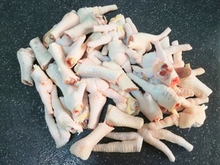 2、柠檬鸡爪,再把鸡爪剁小块