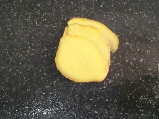 6、柠檬鸡爪,准备一点姜丝