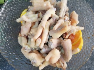18、柠檬鸡爪,最后放入鸡爪