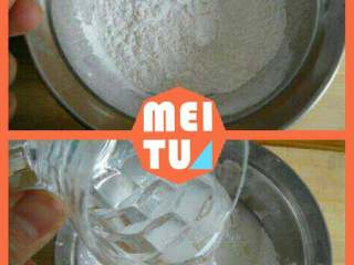 1、五彩东北大拉皮,淀粉里加一小勺盐，倒入200克的水