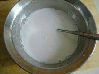 2、五彩东北大拉皮,搅拌成细腻的淀粉糊