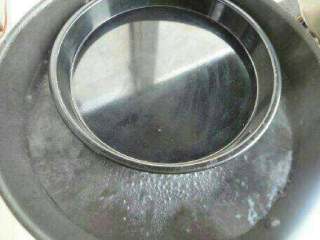 3、五彩东北大拉皮,烧一锅水把披萨盘子放在热水锅里，用最小火保持温度，披萨盘擦一层油，