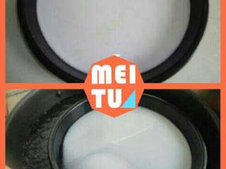 4、五彩东北大拉皮,舀一至二勺粉浆放入盆中，待粉浆凝结，表面发白，不流动了。粉浆舀的多做出来的拉皮就厚，粉浆舀的薄做出来的拉皮就薄。 将盆子放入热水中烫片刻，让粉浆浸透在热水中，使粉浆变成透明。