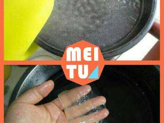 5、五彩东北大拉皮,取出盆子，放冷水。这个时候粉浆已经变成拉皮了，透明的，有点看不出来了吧！取下的拉皮放入净水或者冷开水浸泡，以免粘连。 