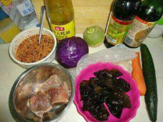 6、五彩东北大拉皮,接下来就是拌拉皮，可以根据自己的喜欢菜来做，我的材料如下。