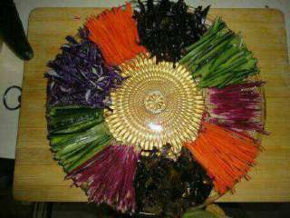 8、五彩东北大拉皮,切好的配菜摆盘