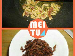 9、五彩东北大拉皮,锅置火上少许油烧热，里脊肉丝炒熟备用。