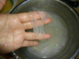 11、五彩东北大拉皮,拉皮切成条，控干水分