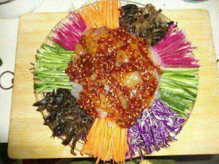 12、五彩东北大拉皮,摆放到盘子中间，把调好的酱汁浇上去，