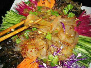 13、五彩东北大拉皮,撒上肉丝和香菜段，就可以吃了，