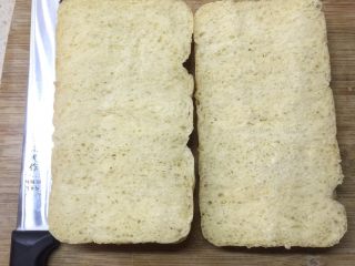 1、吐司披萨,将小吐司切成两半。