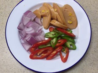 2、吐司披萨,青红辣椒，玉米肠切片。洋葱切丁。