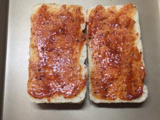 3、吐司披萨,吐司抹上披萨酱。