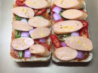 5、吐司披萨,摆上玉米肠。