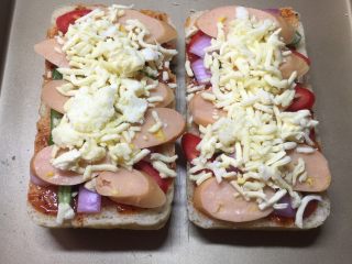 6、吐司披萨,撒上马苏里拉奶酪。